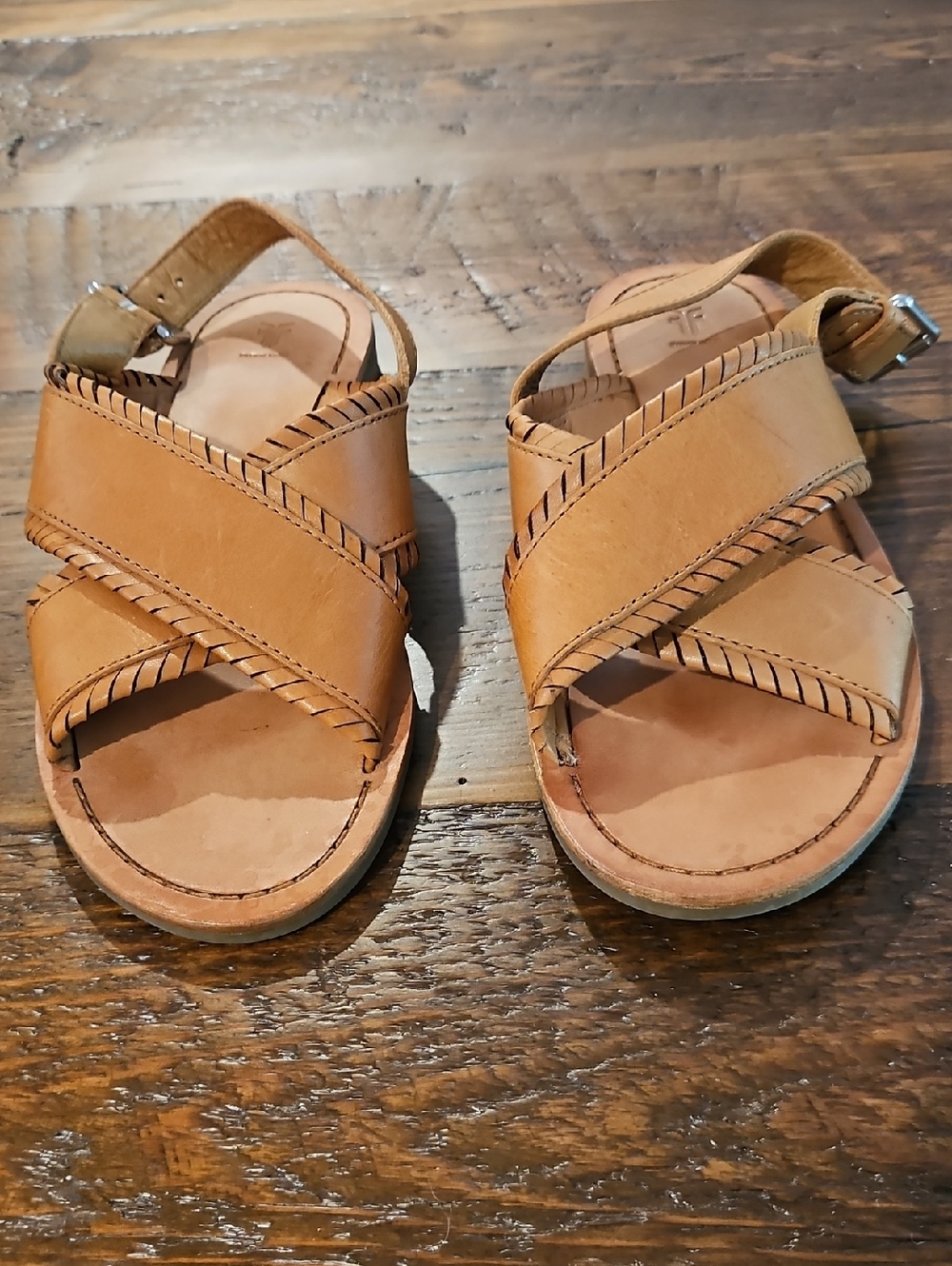 Nwot Frye Robin FeatherTan Leather Cross-Strap Sandals - Casual Summer Shoe